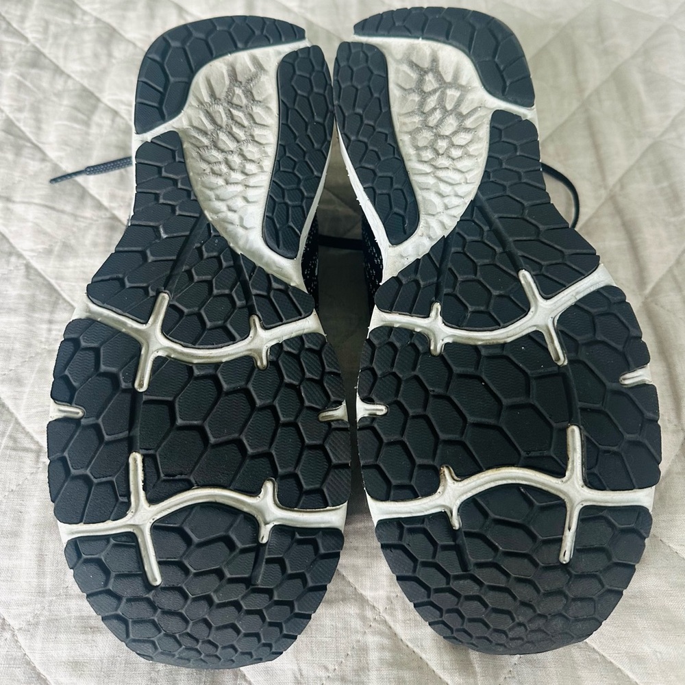 New Balance Fresh Foam 880 v11 Women’s Running Shoes, size 11 👟🖤🤍🩶 - Picture 5 of 7